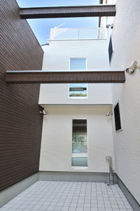 ツーバイフォー(2x4工法) 外断熱の二世帯住宅:東京都板橋区 KW様邸・2F・子世帯・パティオ
