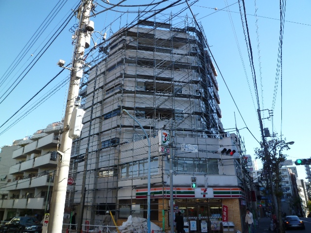 足場架設中の外観