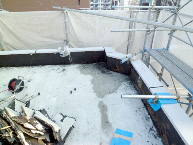 屋上工事施工中の写真:その1