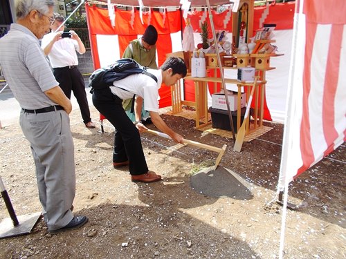 施主様による鍬入れの儀 