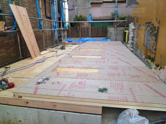 外壁建て起こし工法の様子