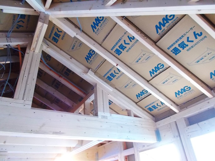 屋根裏通気下地施工後吹き付け断熱工事 東京で15坪 坪の間取りで狭小住宅 ３階建てを建てるなら渡辺ハウジング