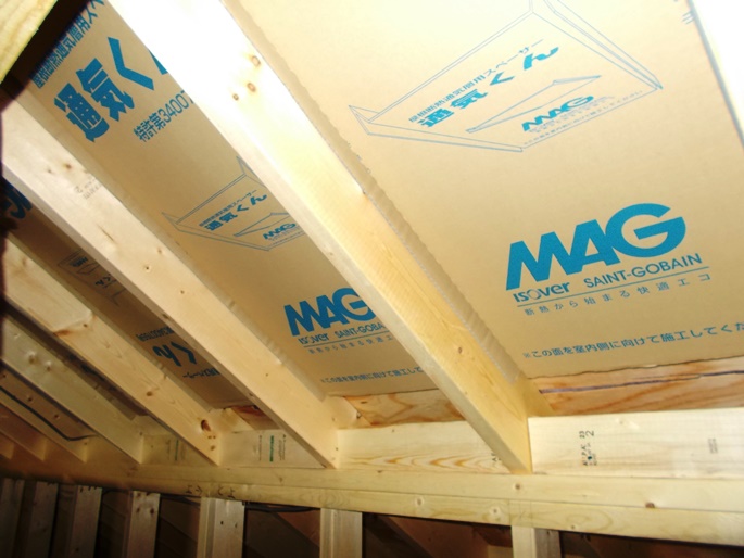 屋根裏通気下地施工後吹き付け断熱工事 東京で15坪 坪の間取りで狭小住宅 ３階建てを建てるなら渡辺ハウジング