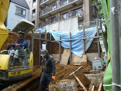 旧擁壁撤去終了、山留め工事