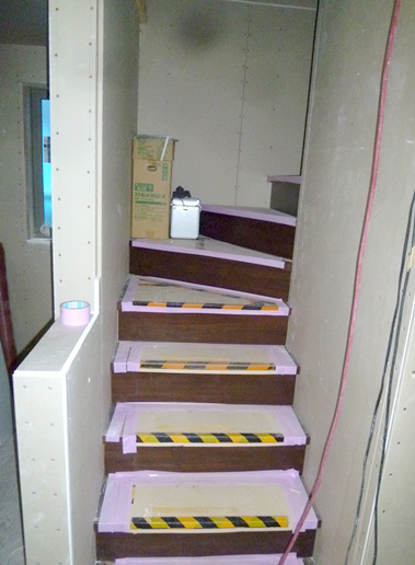 （画像２）階段取り付け 