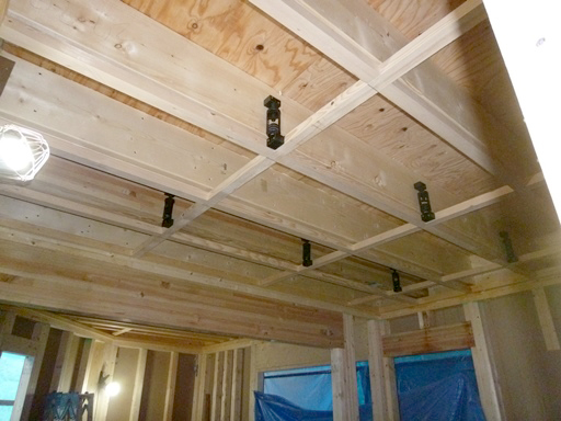 （画像２）防震吊り木使用天井下地組み 