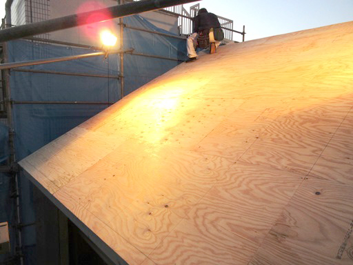 （画像１）屋根野地板合板貼り終了 