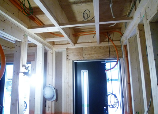 （画像２）防震吊り木使用天井下地組み及び電気配線 