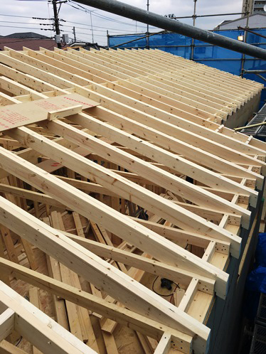 （画像２）屋根垂木取り付け 