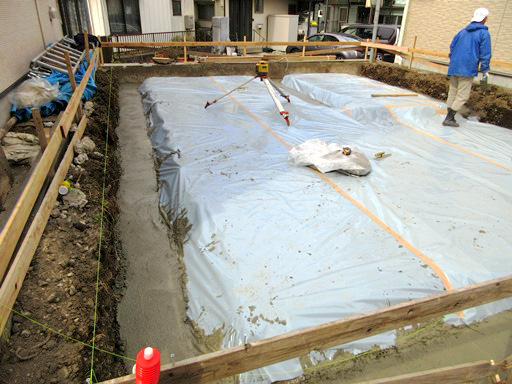（画像１）捨てコンクリート打設。砕石敷き終了後、転圧・防湿シート敷き込み 