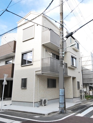 品川区 敷地面積約13坪 生活感を程よく隠したリビングのある角地3階建て住宅 品川区 敷地面積約13坪 生活感を程よく隠したリビングのある角地3階建て住宅
